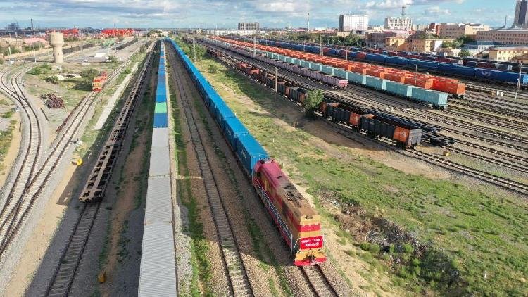 el-puerto-de-china-mongolia-maneja-2.000-trenes-de-carga-de-china-europe-en-2025