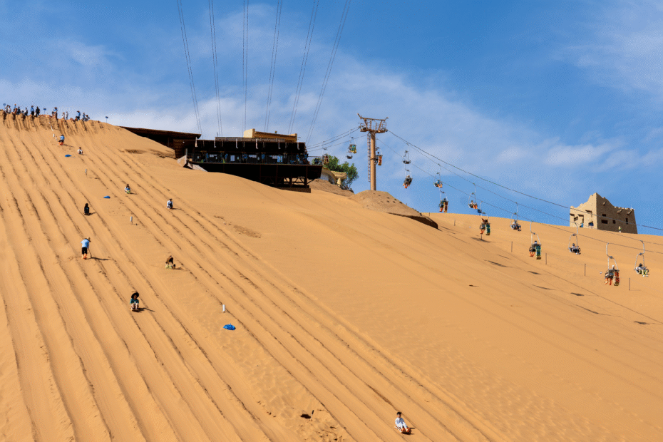 las-aventuras-del-sandboard-atraen-a-multitudes-a-las-dunas-doradas-de-shapotou