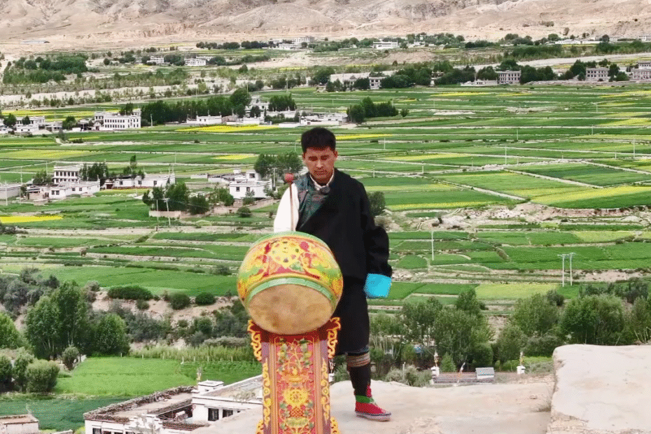 sechu-dorje-deja-caer-un-nuevo-ritmo-con-el-tambor-tibetano