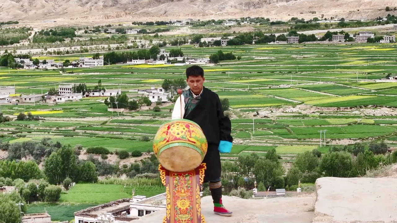 sechu-dorje-deja-caer-un-nuevo-ritmo-con-el-tambor-tibetano