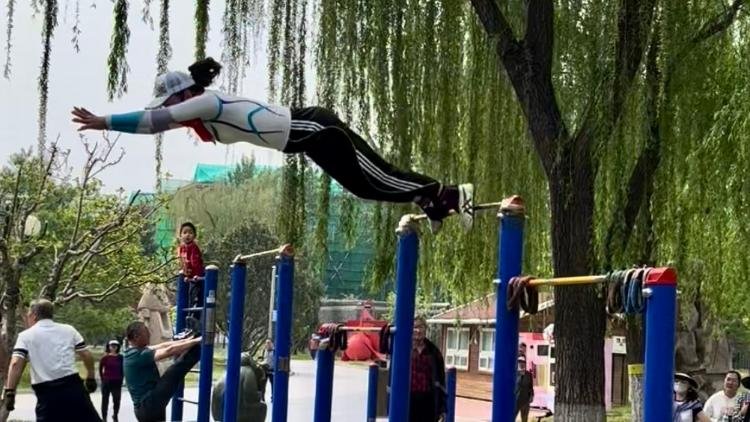 los-aturdidores-de-la-rutina-de-la-barra-de-pull-up-de-jubilado-chino