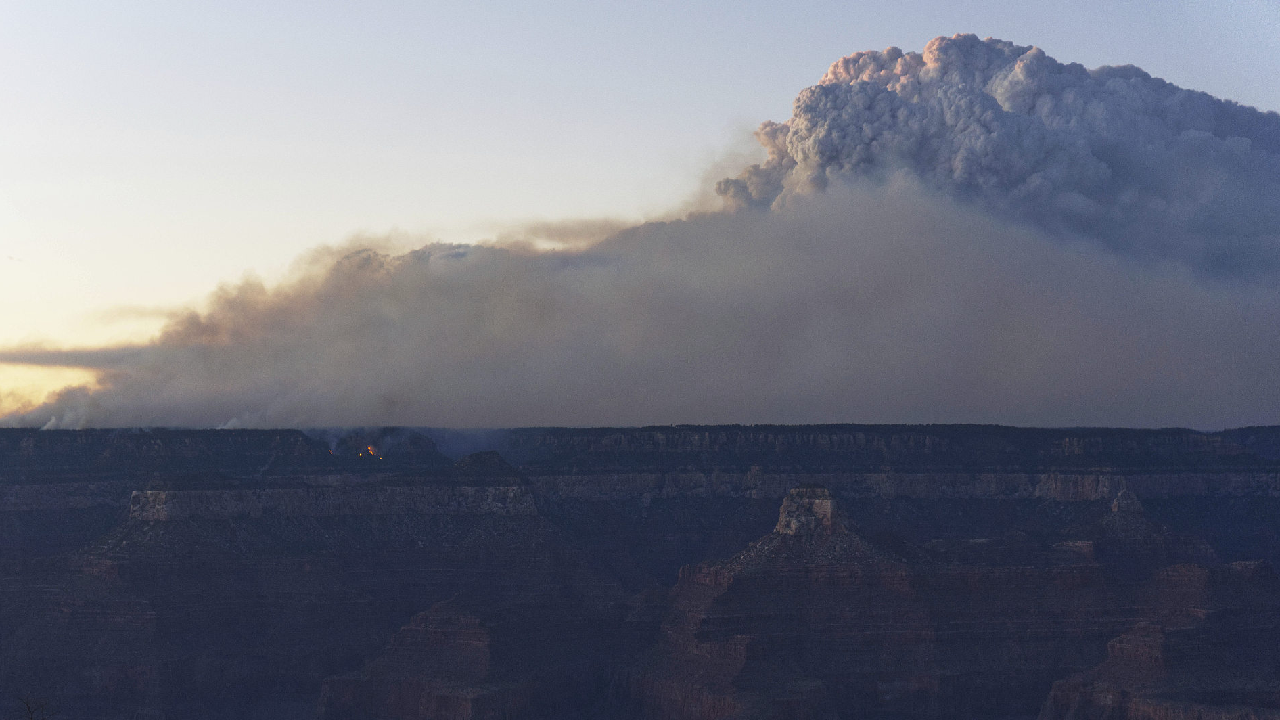 el-incendio-forestal-continua-en-todo-el-parque-nacional-del-gran-canon-de-los-estados-unidos