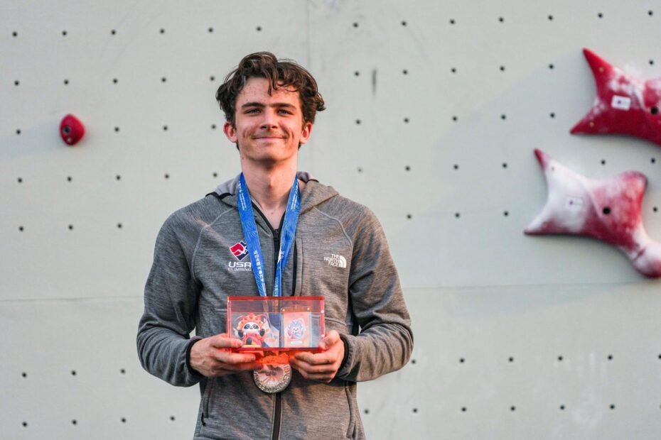 el-titular-del-record-mundial-de-la-velocidad-de-escalada-deportiva,-watson,-disfruta-del-tiempo-en-chengdu