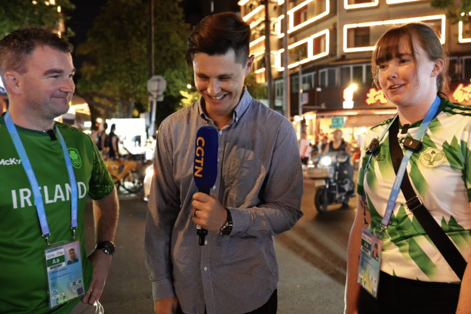 atletas-irlandeses-enganchan-panda-recuerdos-y-cocina-picante-en-chengdu