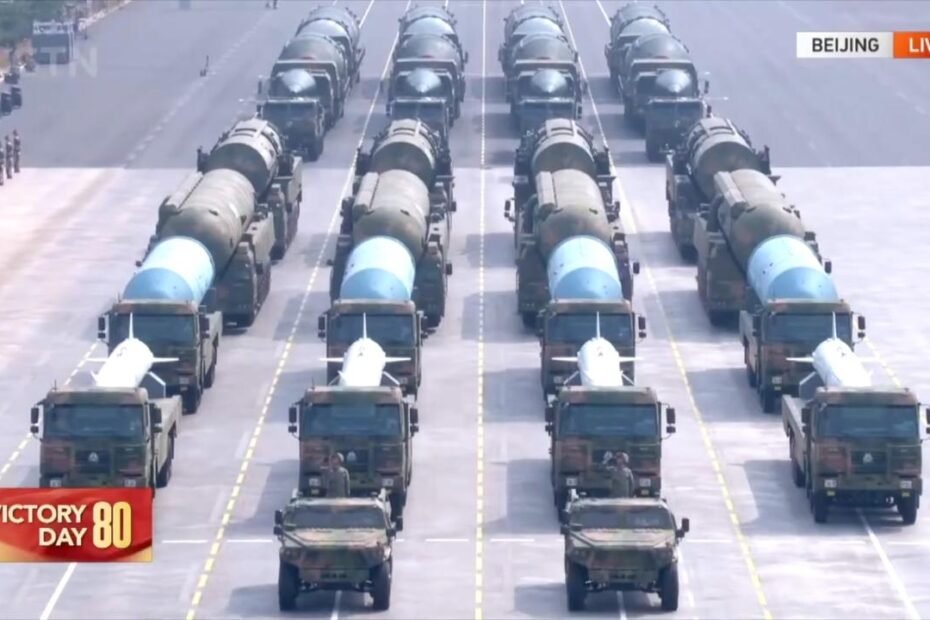 grupo-de-ataque-estrategico-muy-esperado-inspeccionado-en-v-day-parade