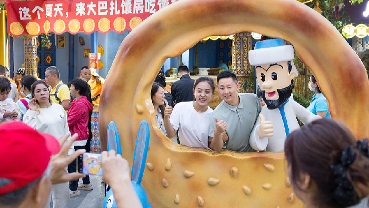 xinjiang-international-grand-bazaar-dibuja-enormes-multitudes