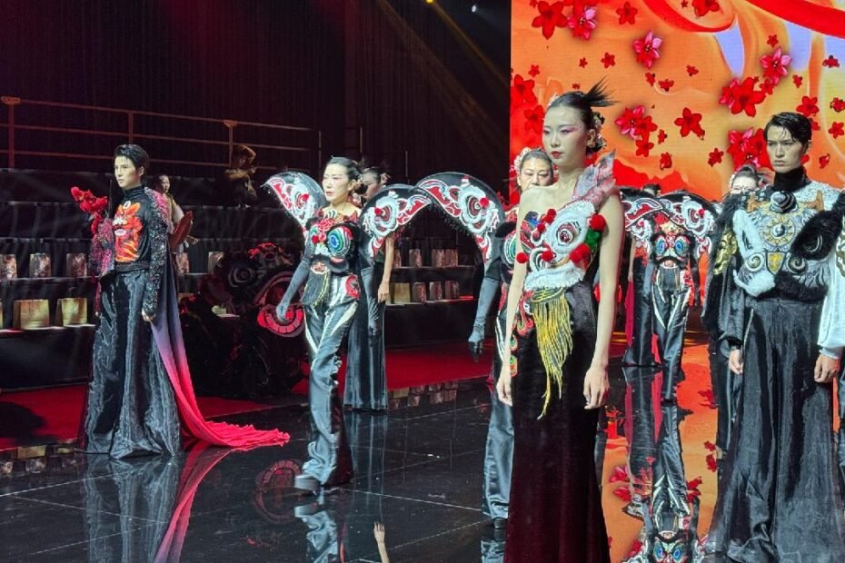 lucy’s-journey:-heritage-se-reune-en-la-pista-de-la-moda-de-beijing