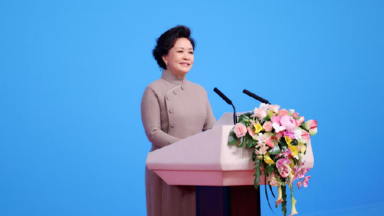 peng-liyuan-llama-para-empoderar-a-las-mujeres-con-educacion-cientifica