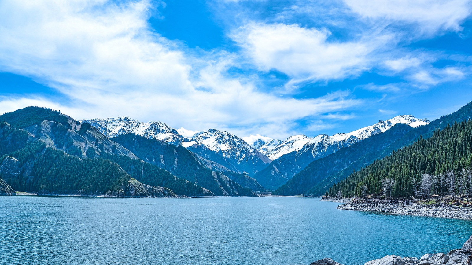 paleta-de-colores-xinjiang:-abrazando-la-serenidad-del-lago-tianchi