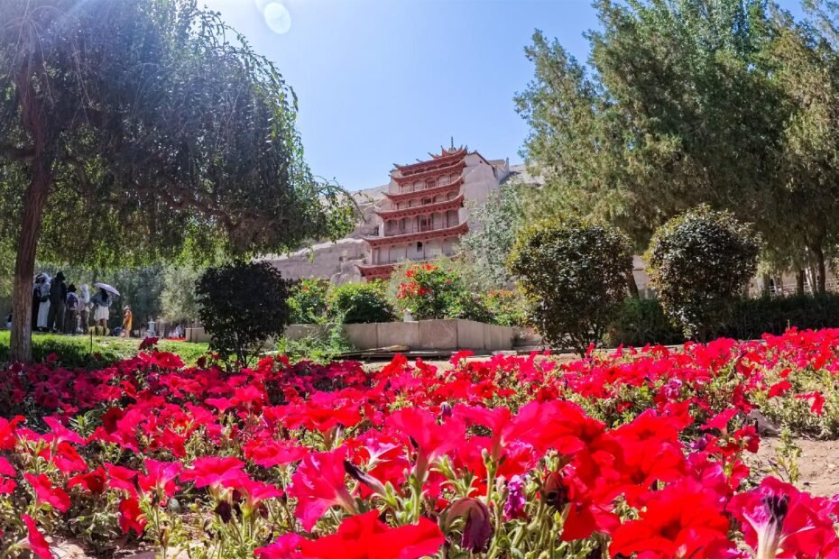 grottoes-de-mogao-en-dunhuang-dibuja-multitudes-con-agradables-paisajes-de-otono
