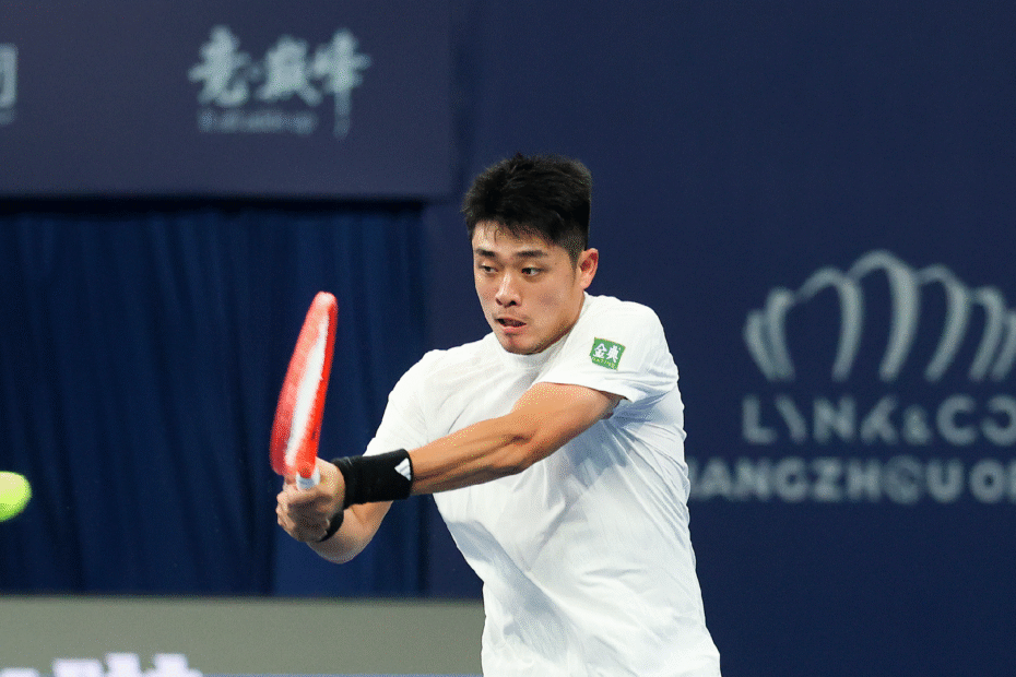 wu-yibing-battles-back-para-molestar-a-daniil-medvedev-en-atp-hangzhou-open