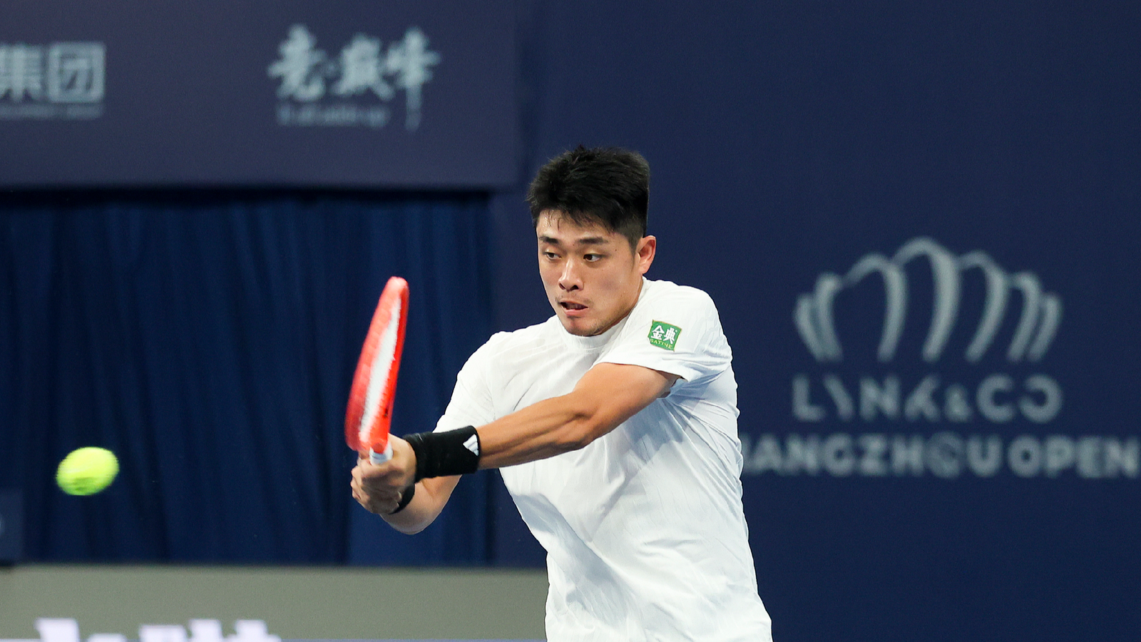 wu-yibing-battles-back-para-molestar-a-daniil-medvedev-en-atp-hangzhou-open