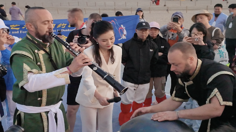 el-artista-hungaro-envia-a-los-visitantes-en-dunhuang-con-flash-mob-performance