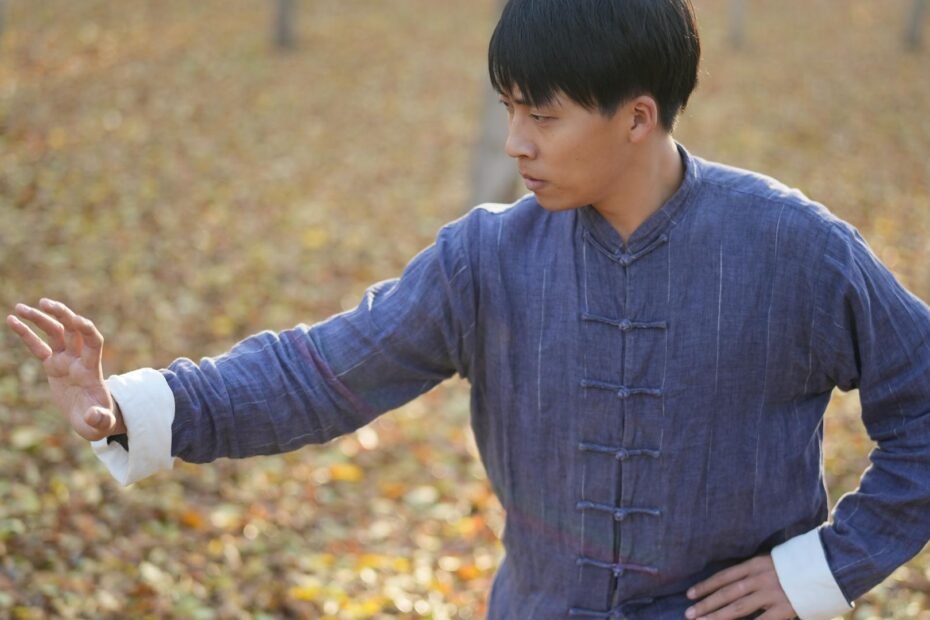 practicando-artes-marciales-en-un-bosque