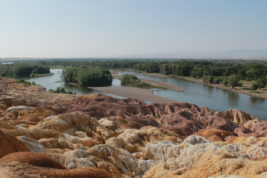 playa-de-cinco-colores,-un-relieve-de-yardang-nacido-de-la-luz-del-sol-y-los-truenos