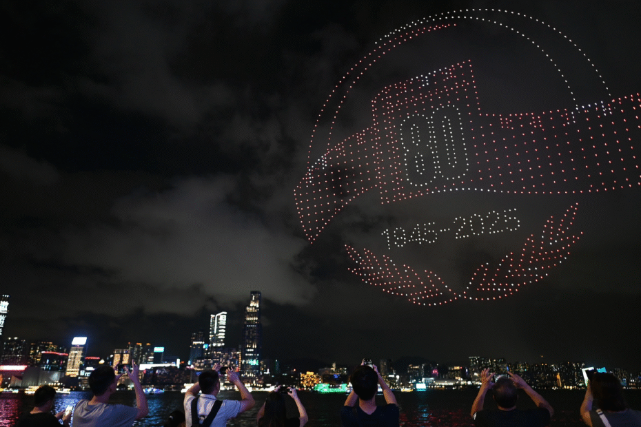 hong-kong-organiza-espectaculo-de-drones-para-conmemorar-el-aniversario-de-la-guerra-de-resistencia
