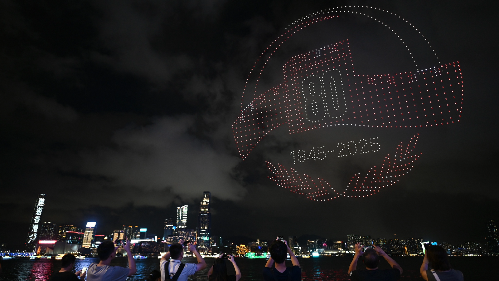 hong-kong-organiza-espectaculo-de-drones-para-conmemorar-el-aniversario-de-la-guerra-de-resistencia