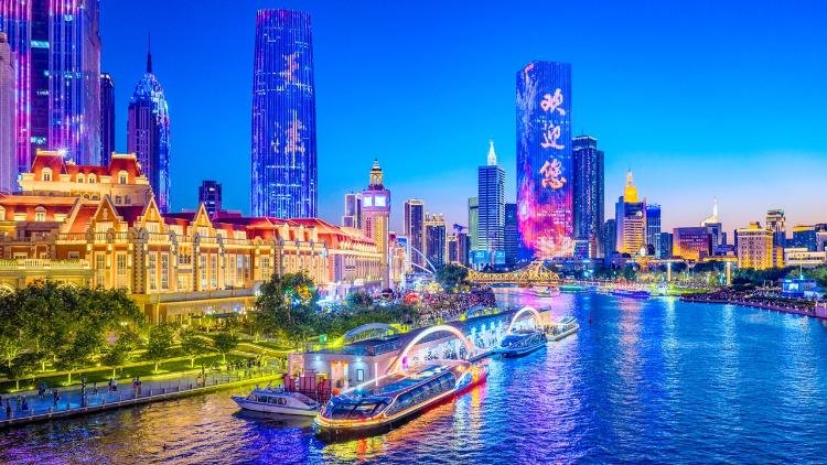 un-espectaculo-de-luces-ilumina-tianjin-antes-de-la-cumbre-de-la-ocs-2025