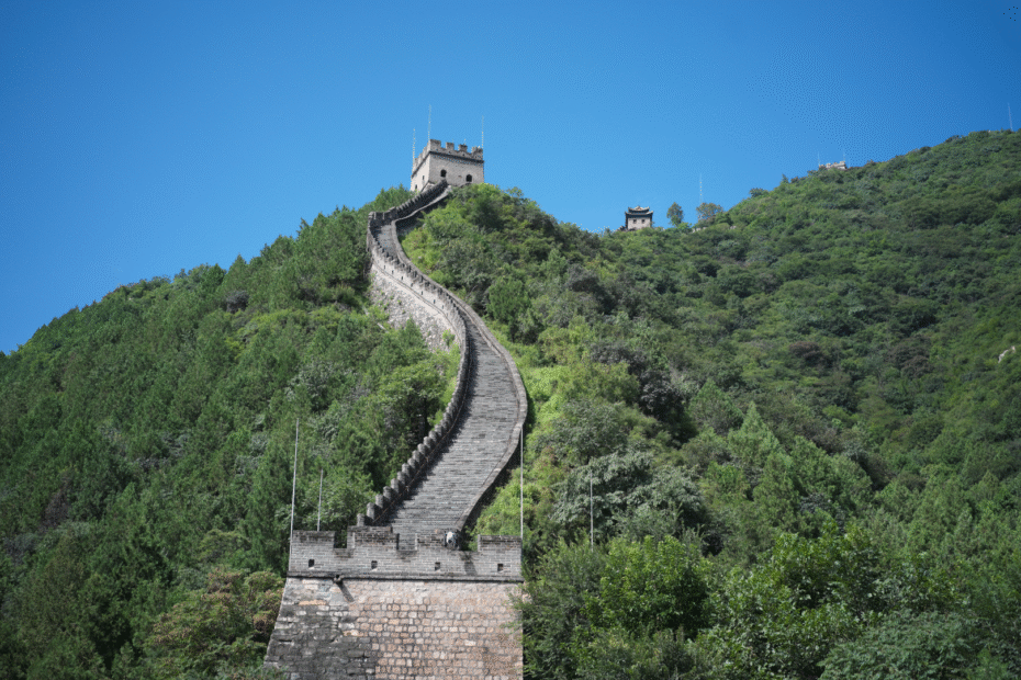 verano-en-juyongguan:-la-gran-muralla-serpentea-entre-exuberantes-colinas-verdes